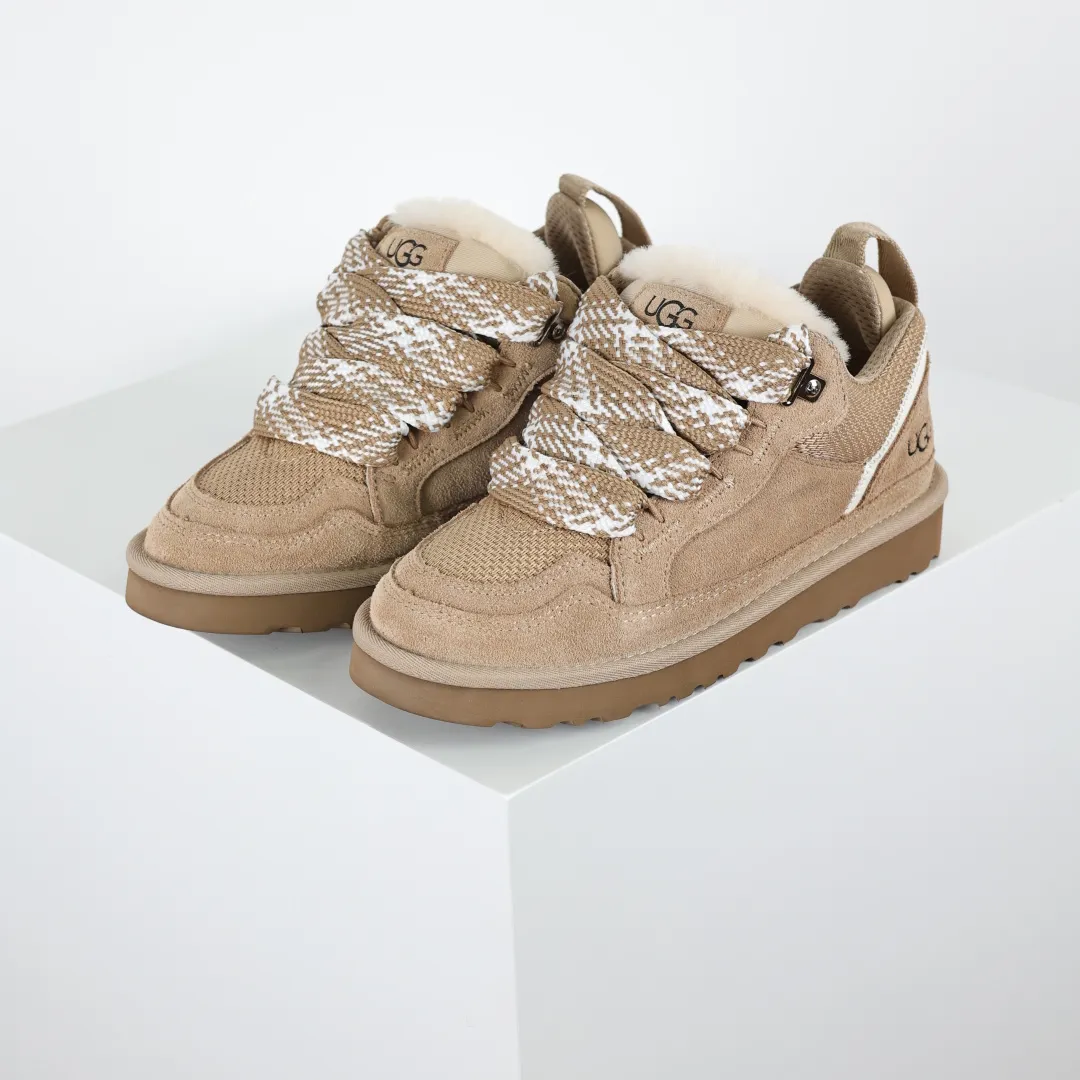 Pick up locally 💰660 Core recommended good price Independently developed original outsole, cashmere insole, keeping warm in winter, suitable for home use. In recent years, uug has launched a style series, which is partially skewed towards the preferences of young consumers, and has also been at the forefront of fashion trends. Shoe body material, water-repellent coated suede upper, 17mm UGGPURE™ implanted wool insole, lightweight non-slip and comfortable rubber outsole, with brand LOGO, complete packaging, size: 35 36 37 38 39 40 41 42 43 44 45